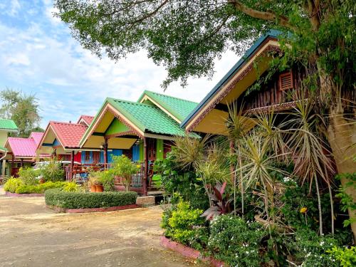 Ban Nong Nam Khan鲁安迈风情1号度假村的一排房子,屋顶色彩缤纷