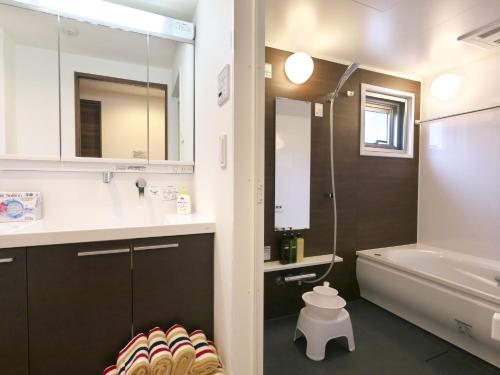 名古屋23rd Prosper Marunouchi - Vacation STAY 28741v的带浴缸、盥洗盆和卫生间的浴室