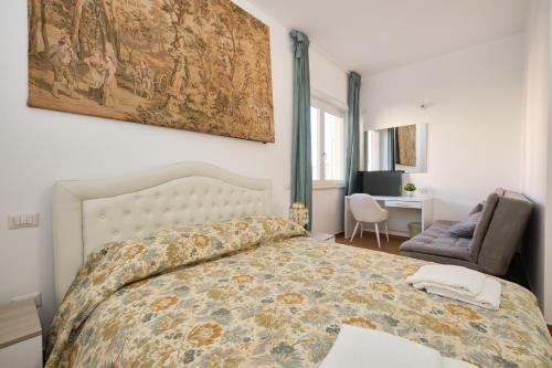卡利亚里Piovella的一间卧室配有一张壁画大床