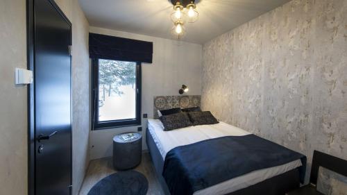 科特卡Santalahti Resort Cottages & Villas的一间小卧室,配有床和窗户