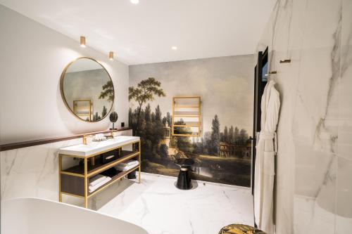 枫丹白露Aigle Noir Fontainebleau MGallery的一间带水槽和镜子的浴室