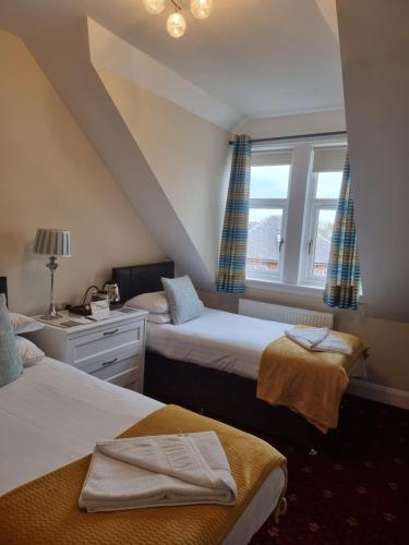 拉格斯圣伦纳兹旅馆的一间卧室设有两张床和窗户。