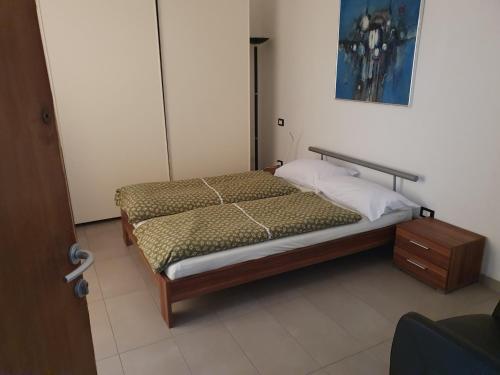 勒威诺Villa Monica的一间小卧室,配有床和床头柜