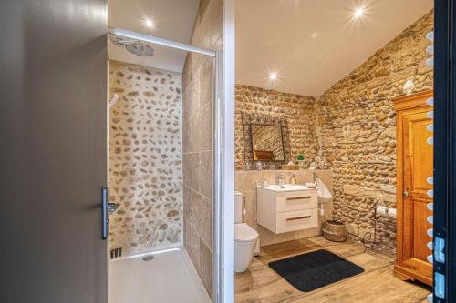 MalissardLe Vieux Platane的一间带石墙的浴室