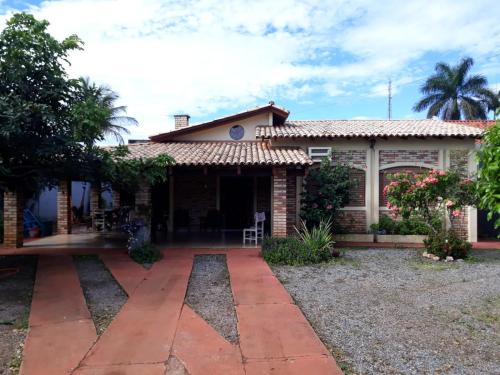 沙帕达-杜斯吉马朗伊斯Casa das Flores的房屋设有瓷砖屋顶和庭院