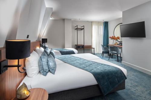 海牙Boutique Hotel First City的配有一张床和一张书桌的酒店客房
