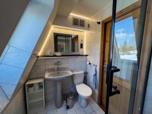 什特尔巴Guest House Privát Štrba的一间带卫生间和水槽的小浴室