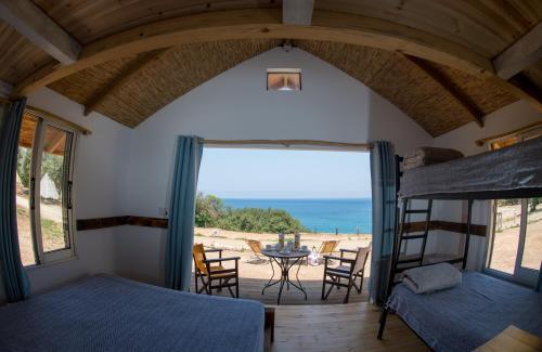 尼奥克瑞奥Aphrodite Family Eco Camping的一间带双层床的卧室,享有海景