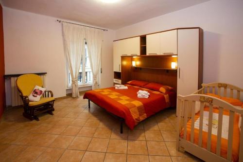 诺利Cà Mi e Ti的一间卧室配有一张床和一张婴儿床