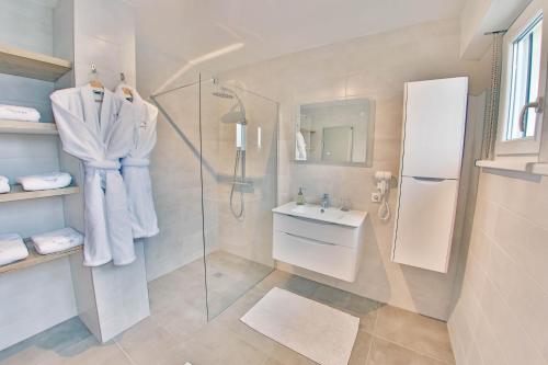 塞莱斯塔La Maison de Jeanne的带淋浴和盥洗盆的浴室