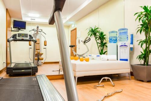 米兰米兰加里波蒂站假日酒店的一间医院,配有床和跑步机