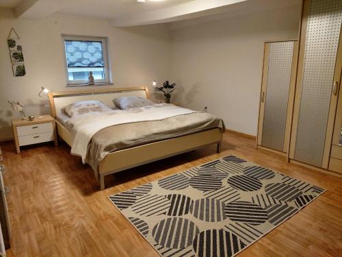 艾恩贝克Fewo Wolf的一间卧室配有一张床,铺有木地板。