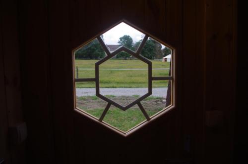 Saint-Léger-sur-DheuneLe Tonneau Bourguignon的享有田野景致的窗户