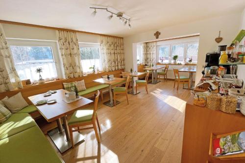 费尔兹姆斯B&B Landhaus Vierthaler的客厅配有桌椅和窗户。