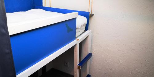 卢贝新城Résidence Cap Azur Maison N° 51的小房间设有一张蓝色的小双层床