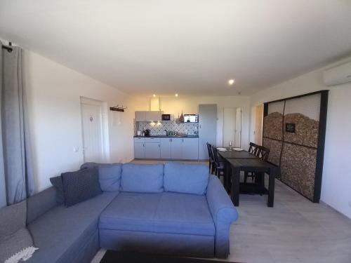 拉戈斯Manuel Apartment - Belch1952的客厅配有蓝色的沙发和桌子
