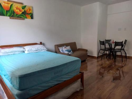 圣维森特岛cantinho do Xavier的一间卧室配有一张床,客厅配有沙发