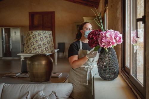 卡拉郫Finca Gomera - Agroturismo Hotel的戴面具的女人插花