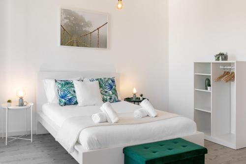 奥比多斯Calçada 14的白色卧室配有白色床和绿色凳子