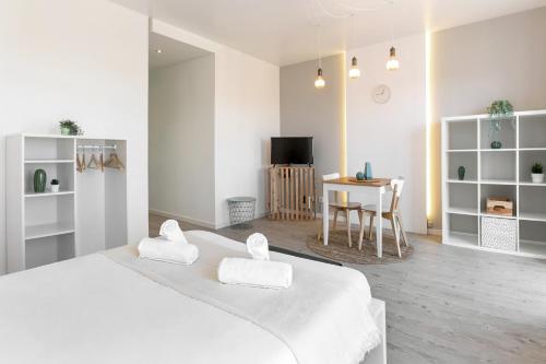 奥比多斯Calçada 14的白色卧室配有2张白色的床和桌子