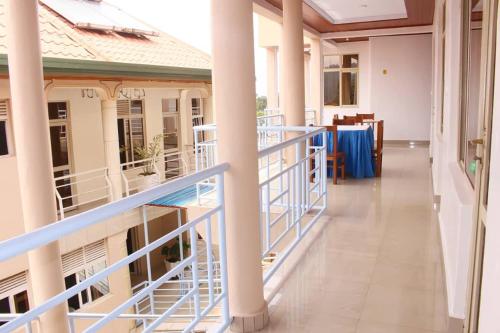 吉塞尼Fanad Hotel的阳台,带蓝色栏杆和桌子的建筑