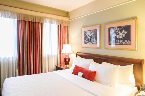 夏洛特顿罗德夏洛特敦酒店的酒店客房设有床和窗户。