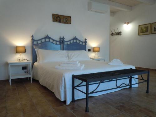 蒙基耶罗Antica Cascina Pilo的一间卧室配有一张大床和蓝色床头板