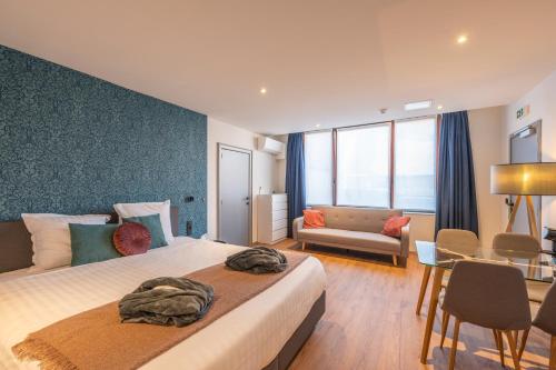 MachelenHotel Fi'Lin的酒店客房设有床和客厅。