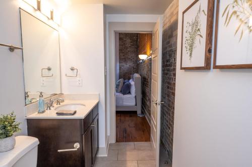 新奥尔良French Quarter Delight 8的一间带水槽和镜子的浴室