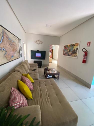 卡罗莱纳Pousada Maktub的带沙发和电视的客厅