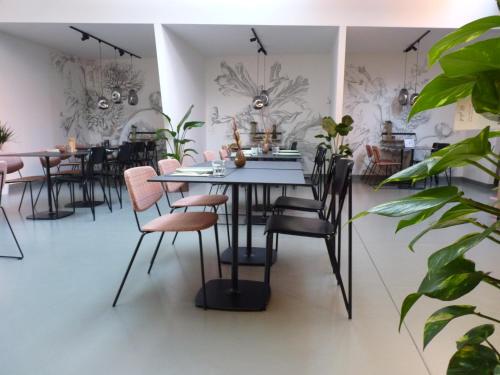 皮尔斯Site78的用餐室配有桌椅和植物