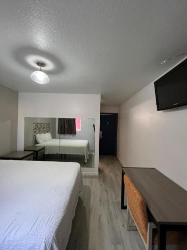 圣安东尼奥Best Inn Motel Seaworld & Lackland AFB的酒店客房配有一张床铺和一张桌子。