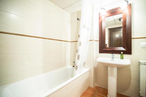 埃斯特里-德阿内乌Bonic d´Àneu的白色的浴室设有水槽和浴缸。