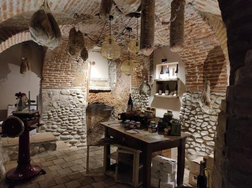 BottanucoLe vigne sull’Adda的一间设有桌子和石墙的房间