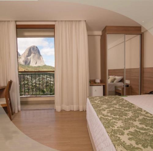 佩德拉阿祖尔Cond Vista Azul的山景卧室 - 带1张床