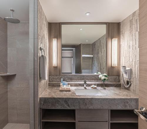 长滩岛Henann Park Resort的一间带水槽和镜子的浴室