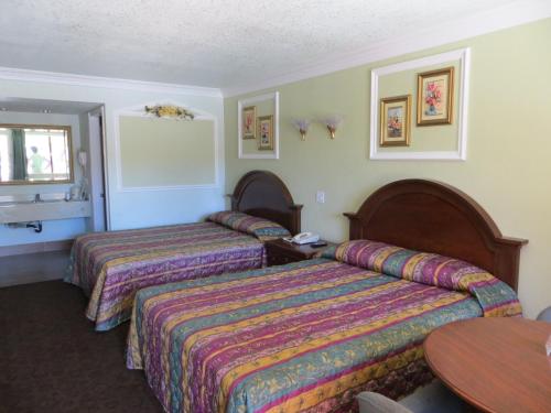 拉蓬特梓汽车旅馆的酒店客房设有两张床和一张桌子。