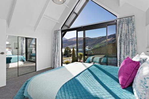 皇后镇The Gables - Queenstown - Beautiful, stylish, newly renovated 4 bedroom home的一间卧室设有一张床和一个大窗户