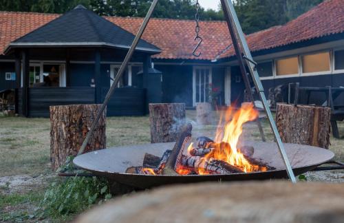 伦讷Nordskoven Strand Camping的房屋前的烤炉
