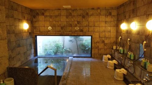 彦根市鲁特酒店-彦根旅馆的一间带水池和大窗户的浴室