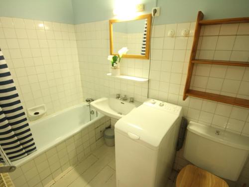 布里德莱班Studio Brides-les-Bains, 1 pièce, 2 personnes - FR-1-512-205的浴室配有卫生间、浴缸和水槽。