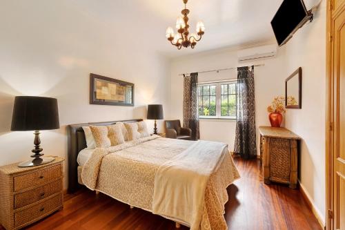 AroeiraFamily Friendly Villa Aroeira Golf的一间卧室设有一张床和一个窗口