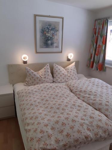 沃尔德斯TOP Garden View的一间卧室配有一张带鲜花被子的床