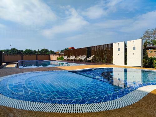 尖竹汶Lueangchan Orchid Hotel的地面上一个蓝色瓷砖的大型游泳池
