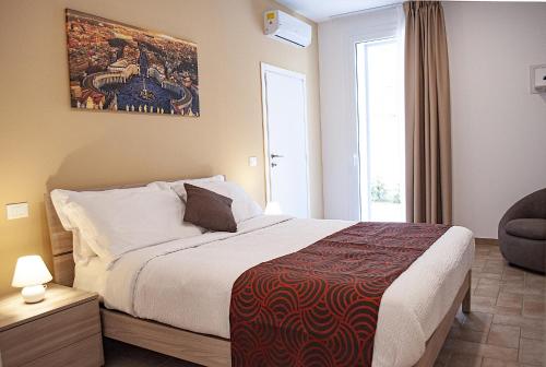 罗马Borgo San Lorenzo Roma的酒店客房设有床和窗户。