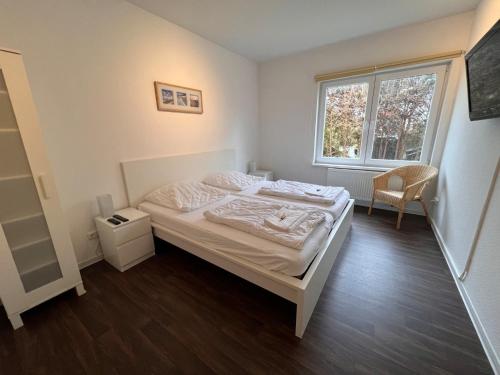 伯尔格伦德-雷特维施Leuchtfeuer Fewo "Andersen"的一间卧室设有一张床和一个窗口