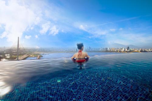 岘港岘港菲维特尔酒店的坐在水中游泳池边的人