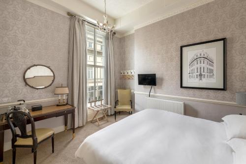 巴斯皇家酒店的酒店客房带一张床、一张书桌和一面镜子