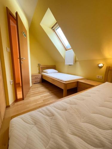 兹雷切Apartma Idila的阁楼卧室设有床和窗户。
