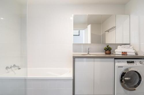 伦诺克斯角Sea Esta - Lennox Head的白色的浴室设有洗衣机和水槽。
